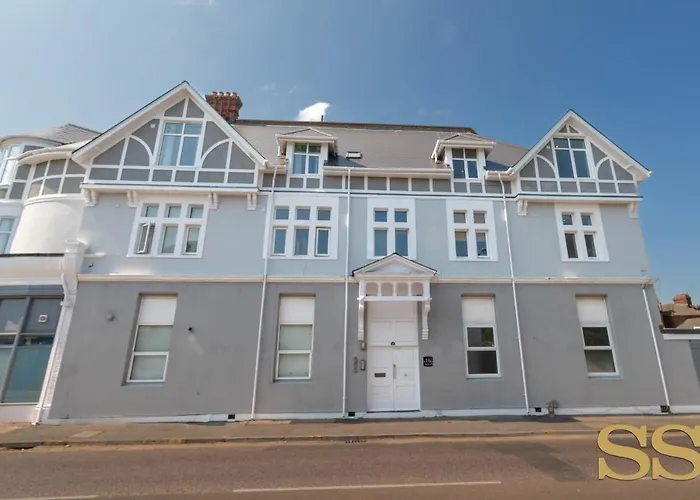 Blue Lagoon - 1 Minute From 02 Academy - Free Parking - 5 Minutes From The Beach - Fast Wi-Fi - Smart Tv