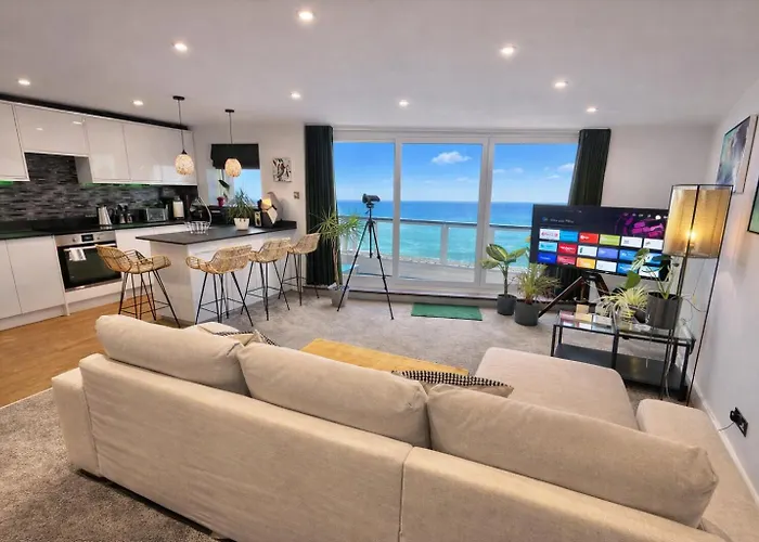 Stunning Sea View Two Double Bedroom Apartment - With Balcony - Opposite Beachfront Walk