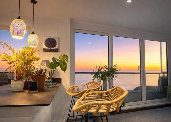 Stunning Sea View Two Double Bedroom Apartment - With Balcony - Opposite Beachfront Walk